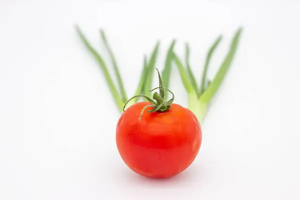 Frische Tomaten Und Grüne Zwiebeln Auf Weißem Hintergrund — Stockfoto