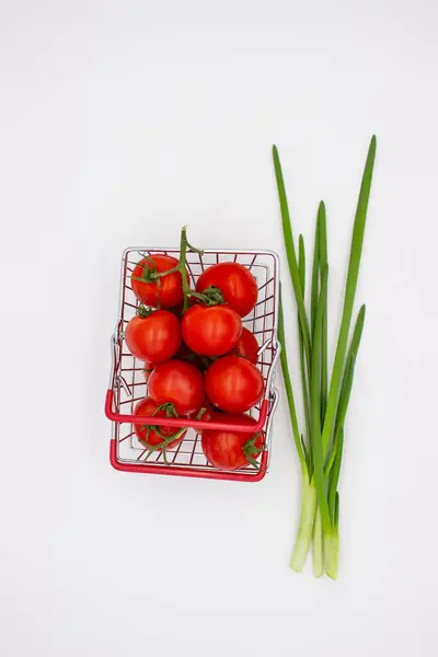 Grüne Zwiebeln Und Tomaten Korb Auf Weißem Hintergrund — Stockfoto