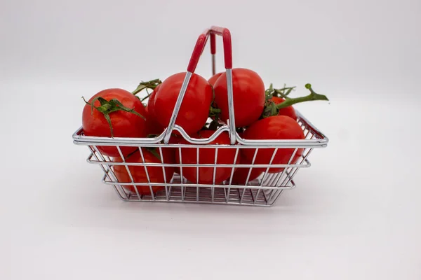 Tomates Cesta Metal Sobre Fondo Blanco Imagen Aislada — Foto de Stock