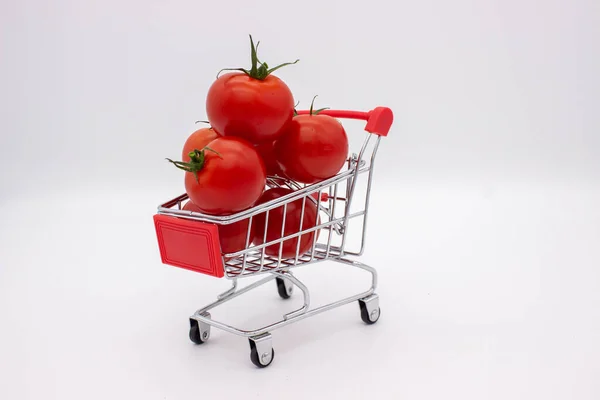 Pomidory Metalowym Koszu Białym Tle Odizolowany Obraz — Zdjęcie stockowe