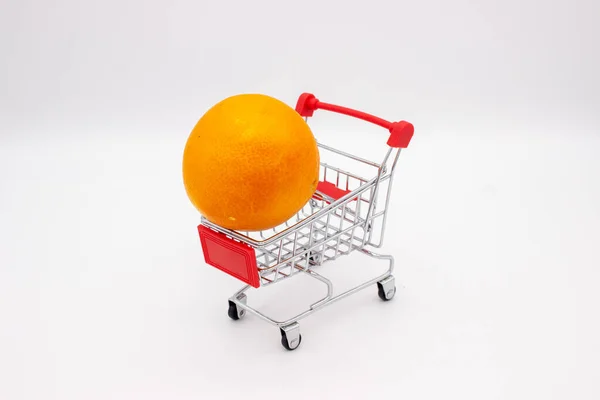 Pomarańczowy Metalowym Koszu Sklepu Białym Tle — Zdjęcie stockowe
