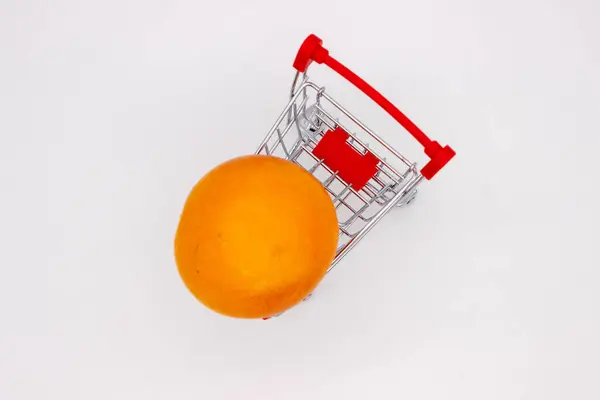 Pomeranč Kovovém Koši Obchodu Bílém Pozadí — Stock fotografie