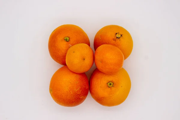 Кілька Апельсинів Білому Тлі Ізольоване Зображення — стокове фото