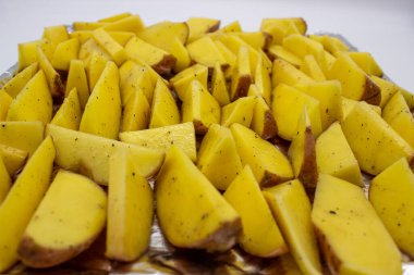 Büyük parçalı fırında patates.