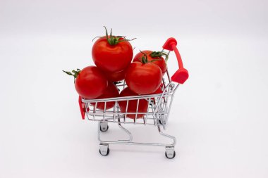 Beyaz arka planda metal sepetteki domatesler. İzole edilmiş resim