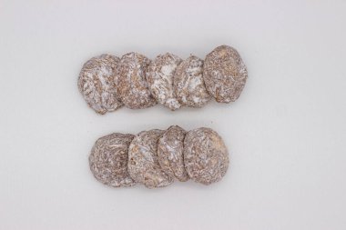 Beyaz arka planda az miktarda Belçika çikolatalı moka aroması var.