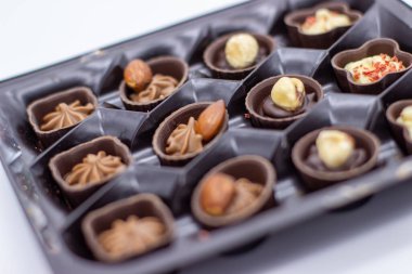 Açık kahverengi kutuda birkaç çikolata var.