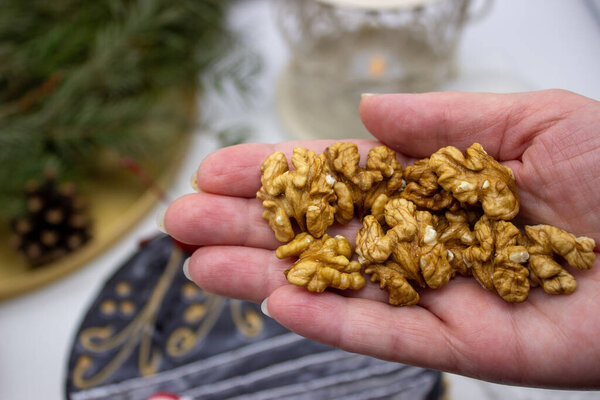 Вкусный шоколадный торт с Санта-Клаусом, орехами и рождественским украшением