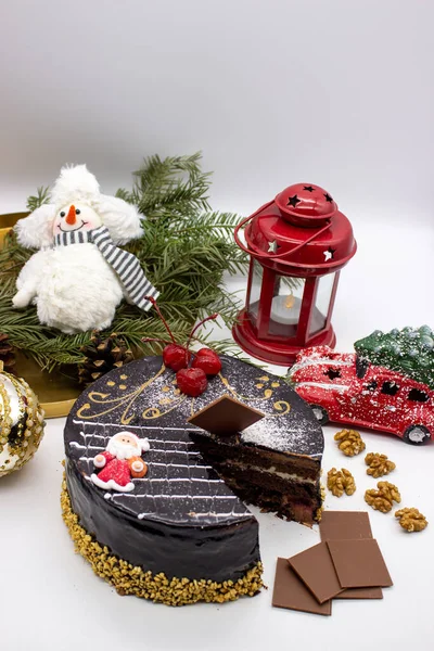 Köstlicher Schokoladenkuchen Mit Weihnachtsmann Nüssen Und Weihnachtsdekor — Stockfoto