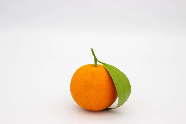 Mandarin Med Grönt Blad Vit Bakgrund Isolerad Bild — Stockfoto