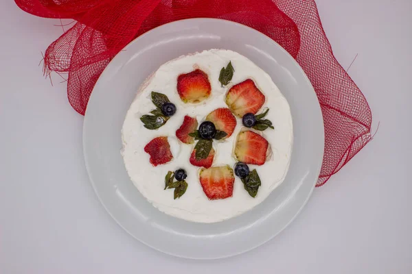 Herrlicher Keks Kuchen Weißem Zuckerguss Mit Erdbeeren Obendrauf — Stockfoto