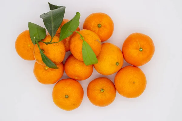 Wenige Reife Mandarinen Mit Grünen Blättern Auf Weißem Hintergrund — Stockfoto