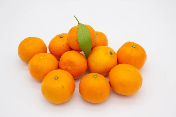 Few Ripe Tangerines Green Leaves White Background — Stock Photo, Image