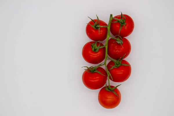 Los Tomates Cherry Rama Paran Sobre Fondo Blanco Imagen Aislada — Foto de Stock