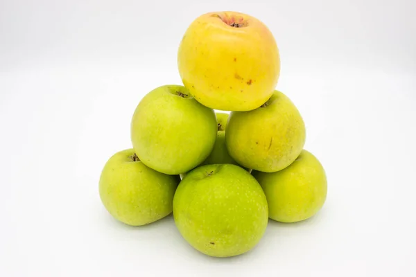 Pocas Manzanas Verdes Sobre Fondo Blanco Imagen Aislada — Foto de Stock