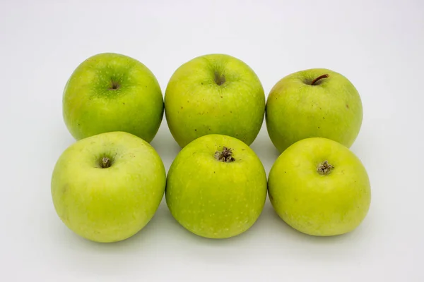 배경에 초록색 사과는 고립된 이미지 — 스톡 사진