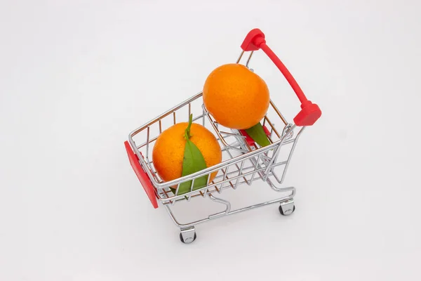 Sicilianska Apelsiner Och Tangeriner Metall Korg Vit Bakgrund — Stockfoto