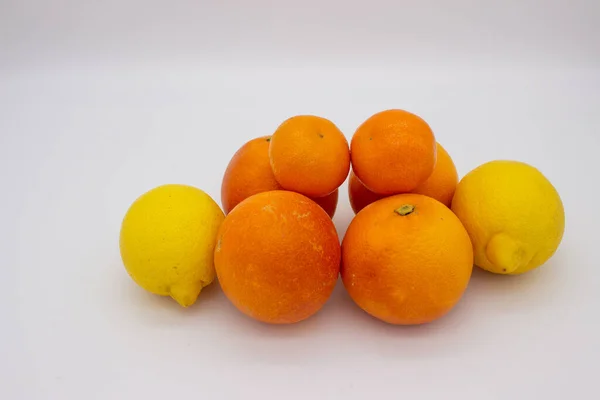 Λίγα Πορτοκάλια Μανταρίνια Και Λεμόνια Λευκό Φόντο Μεμονωμένη Εικόνα — Φωτογραφία Αρχείου