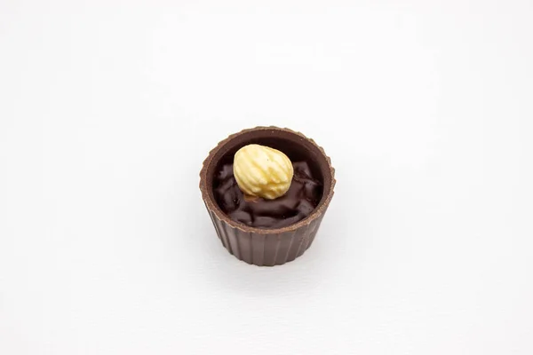 Caramelo Chocolate Con Relleno Sobre Fondo Blanco —  Fotos de Stock