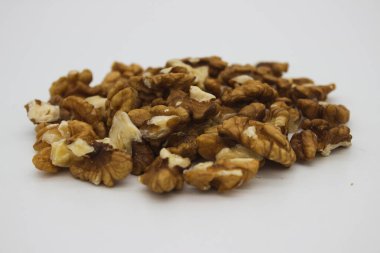 Beyaz arkaplandaki soyulmuş cevizler izole edilmiş görüntüdür.