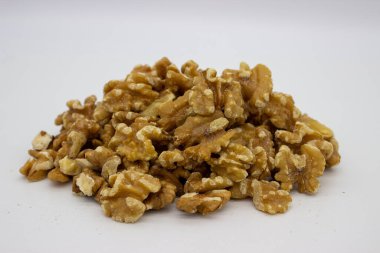 Beyaz arkaplandaki soyulmuş cevizler izole edilmiş görüntüdür.