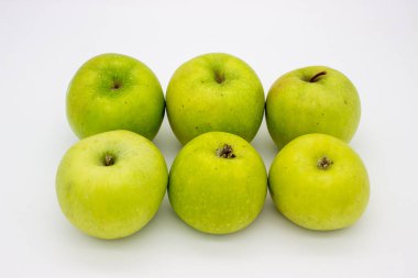 Beyaz arka planda birkaç yeşil elma. İzole edilmiş resim