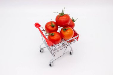 Beyaz arka planda metal sepetteki domatesler. İzole edilmiş resim