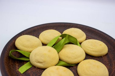 Kahverengi tabakta kremalı birkaç parça limonlu bisküvi.