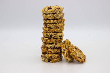 Beyaz arka planda birkaç parça çoklu tahıllı kurabiye. İzole edilmiş resim