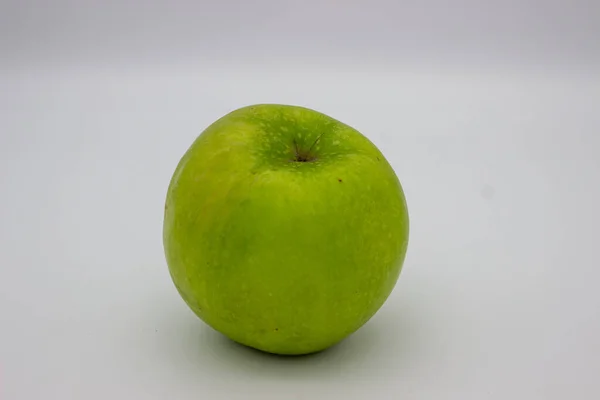 Ett Grönt Äpple Vit Bakgrund Isolerad Bild — Stockfoto