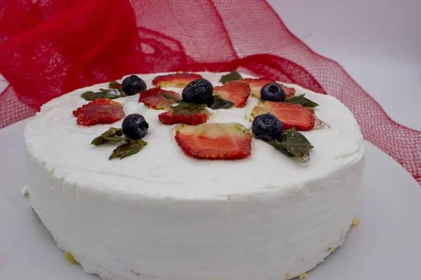 Herrlicher Keks Kuchen Weißem Zuckerguss Mit Erdbeeren Obendrauf — Stockfoto