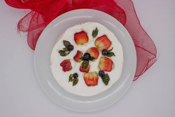Herrlicher Keks Kuchen Weißem Zuckerguss Mit Erdbeeren Obendrauf — Stockfoto
