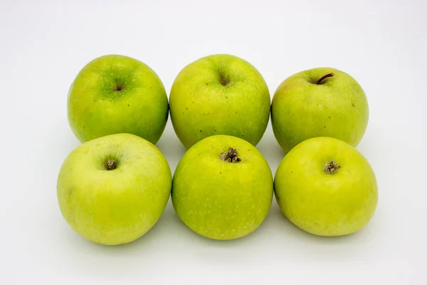 Pocas Manzanas Verdes Sobre Fondo Blanco Imagen Aislada — Foto de Stock