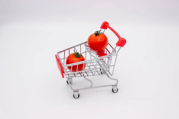 白色背景的金属篮子里的番茄 孤立的图像 — 图库照片