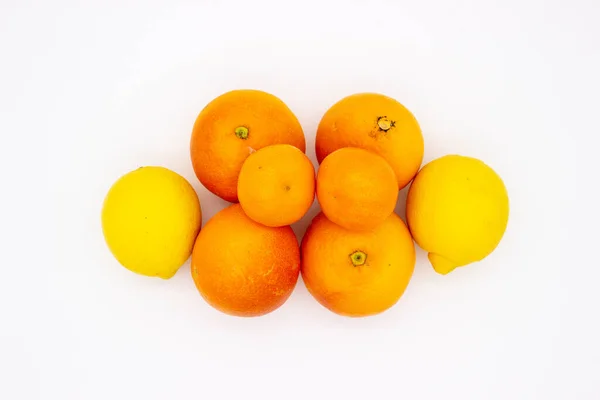 Мало Апельсинів Мандаринів Лимонів Білому Тлі Ізольоване Зображення — стокове фото