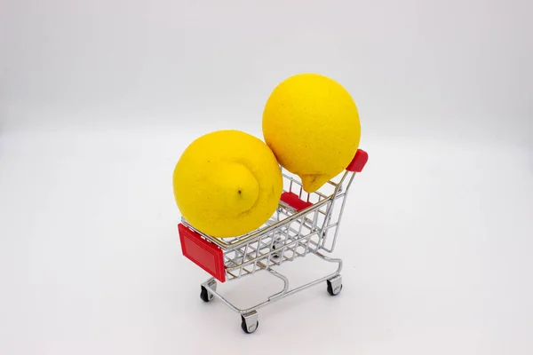 Dois Limões Carrinho Loja Metal Fundo Branco — Fotografia de Stock