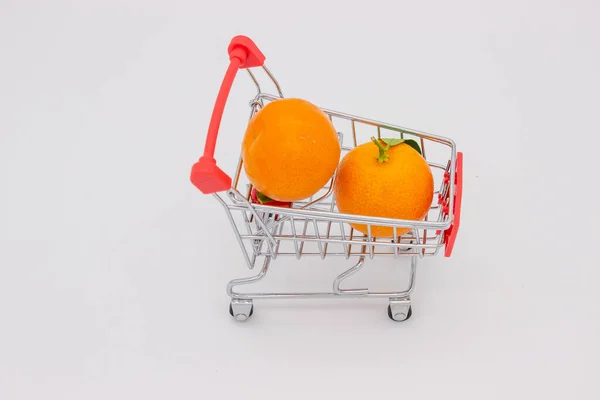 Laranjas Sicilianas Tangerinas Cesta Metal Sobre Fundo Branco — Fotografia de Stock