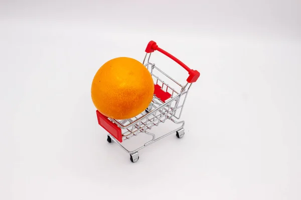 Orange Metallkorb Aus Dem Geschäft Auf Weißem Hintergrund — Stockfoto