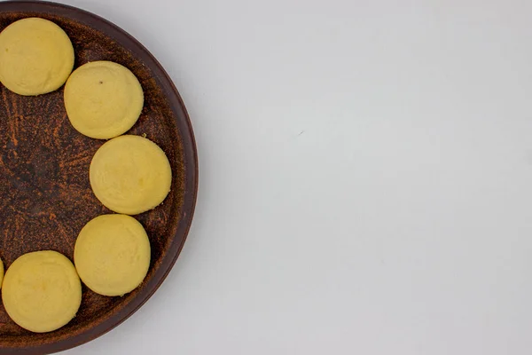 Poucos Pedaços Biscoitos Limão Com Recheio Creme Placa Marrom — Fotografia de Stock