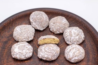 Kahverengi tabakta az sayıda Belçika çikolatalı krema moka tadı var.