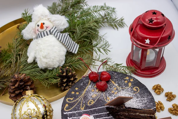 Köstlicher Schokoladenkuchen Mit Weihnachtsmann Nüssen Und Weihnachtsdekor — Stockfoto