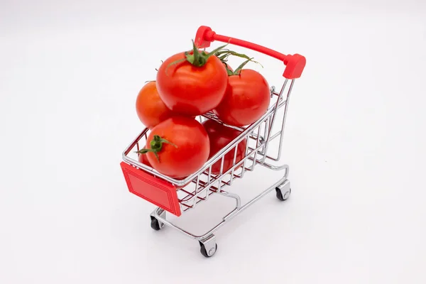바탕에 바구니에 토마토를 넣는다 고립된 이미지 — 스톡 사진