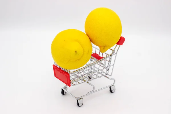 Dois Limões Carrinho Loja Metal Fundo Branco — Fotografia de Stock