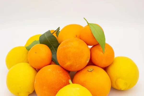 Wenige Orangen Mandarinen Und Zitronen Auf Weißem Hintergrund Isoliertes Bild — Stockfoto