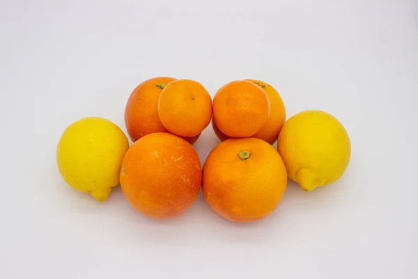 Wenige Orangen Mandarinen Und Zitronen Auf Weißem Hintergrund Isoliertes Bild — Stockfoto