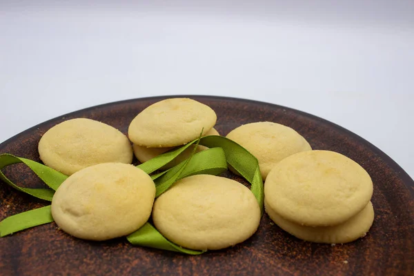 Quelques Morceaux Biscuits Citron Avec Garniture Crème Sur Plaque Brune — Photo