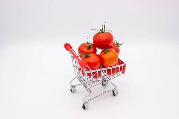 Tomates Cesta Metal Fundo Branco Imagem Isolada — Fotografia de Stock