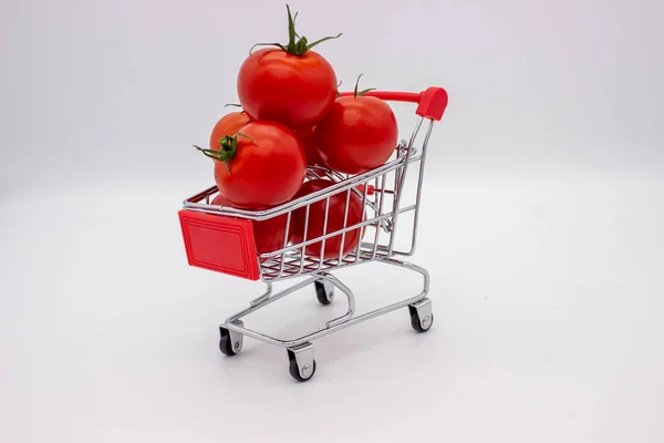白色背景的金属篮子里的番茄 孤立的图像 — 图库照片