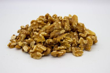 Beyaz arkaplandaki soyulmuş cevizler izole edilmiş görüntüdür.