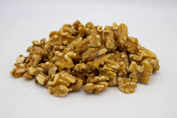 Beyaz arkaplandaki soyulmuş cevizler izole edilmiş görüntüdür.